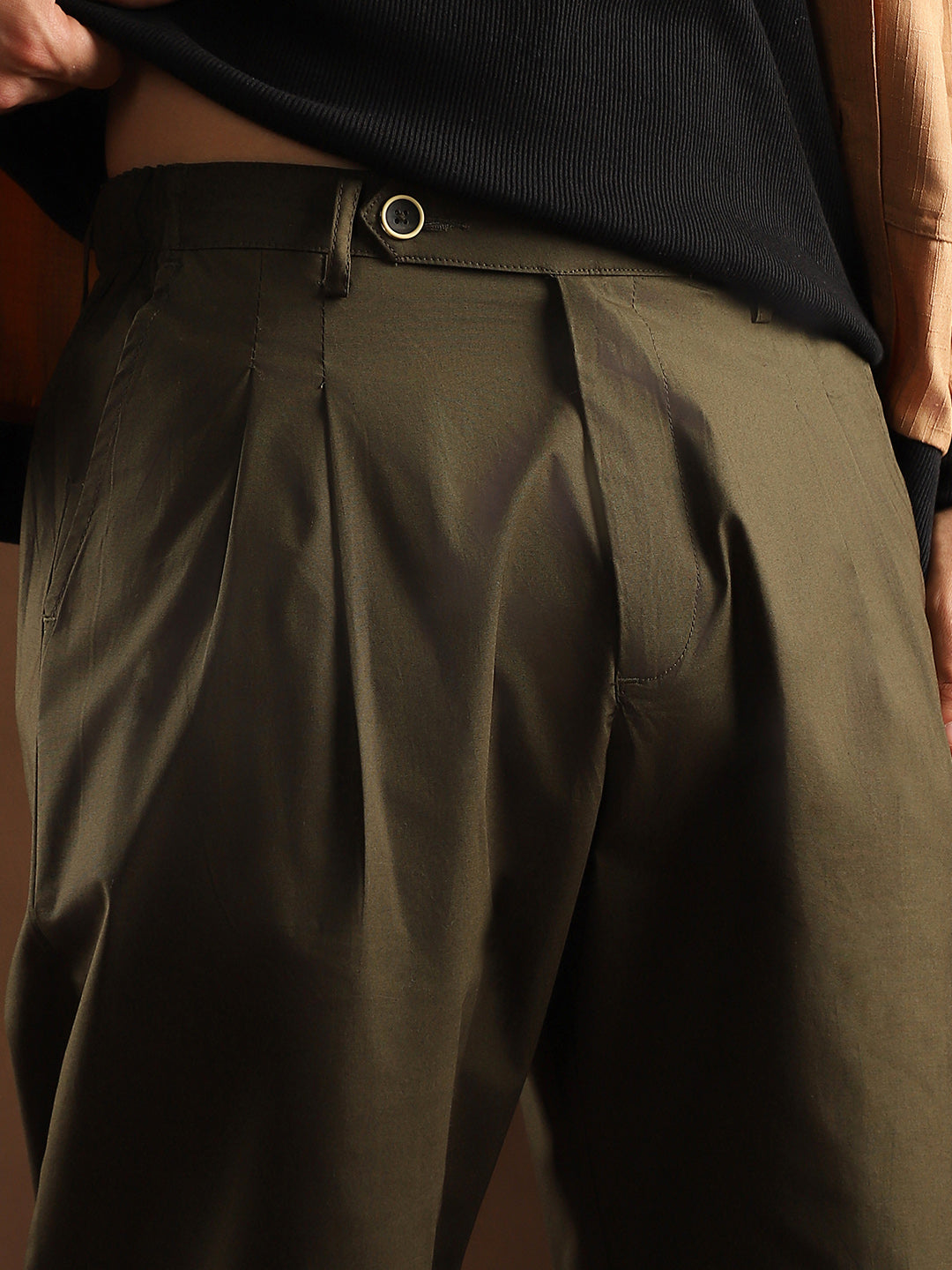 Solid-Pleated Chino Trousers