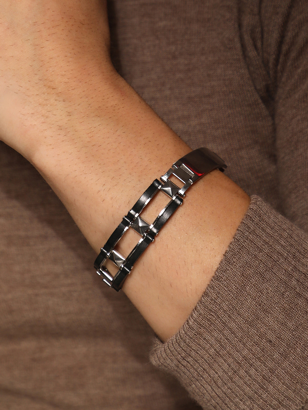 The Contrast-Lined Tennis Bracelet
