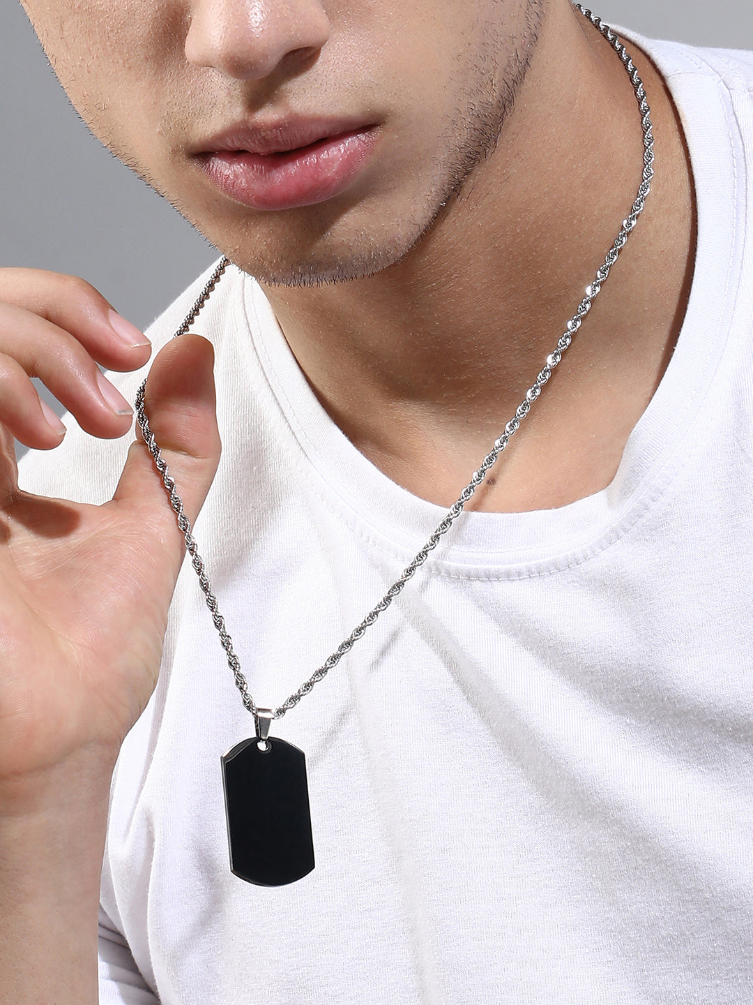 The Curve-Plate Pendant Necklace - Onyx Black