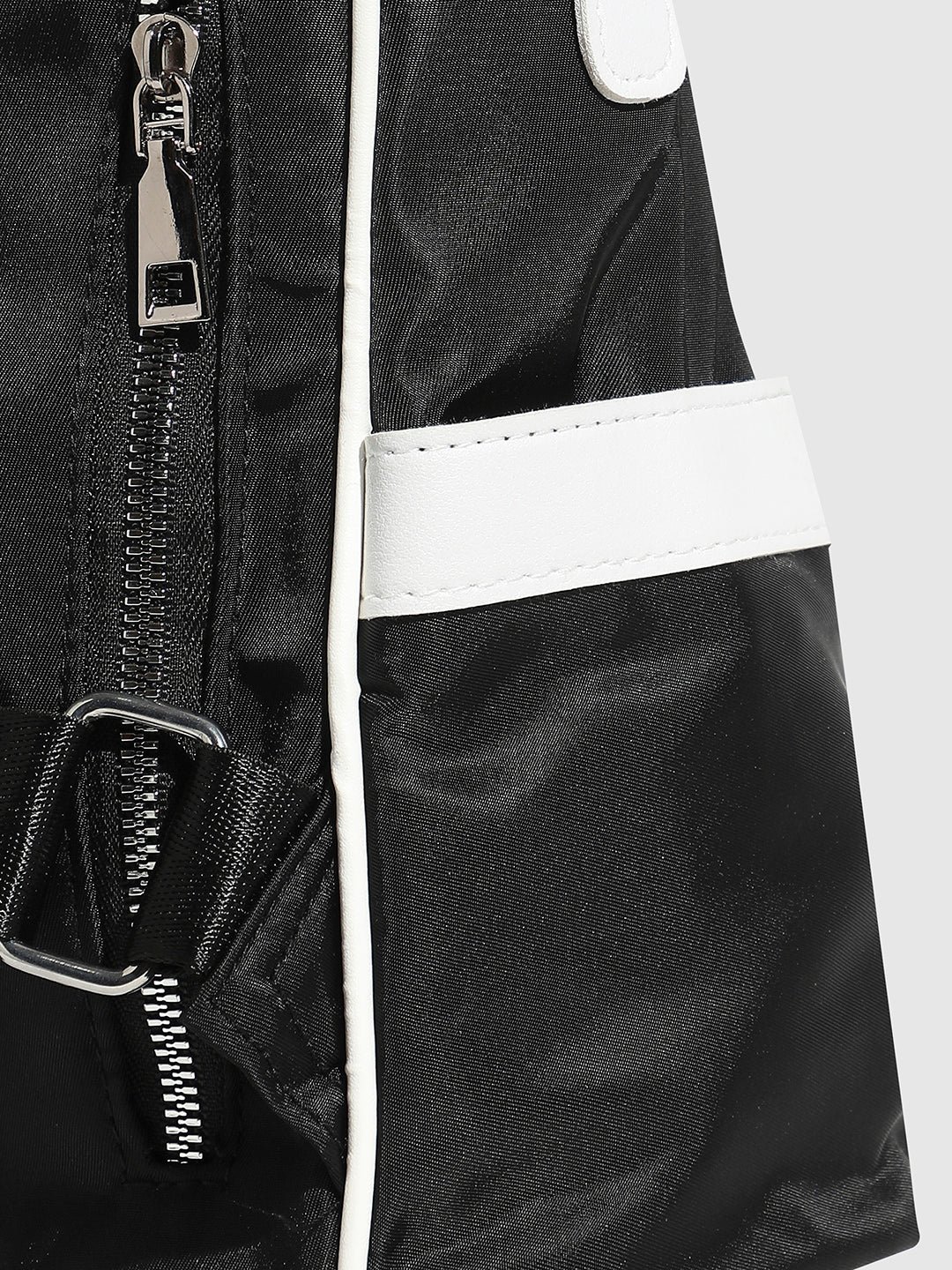 The Urban Contrast Backpack - Carbon Black