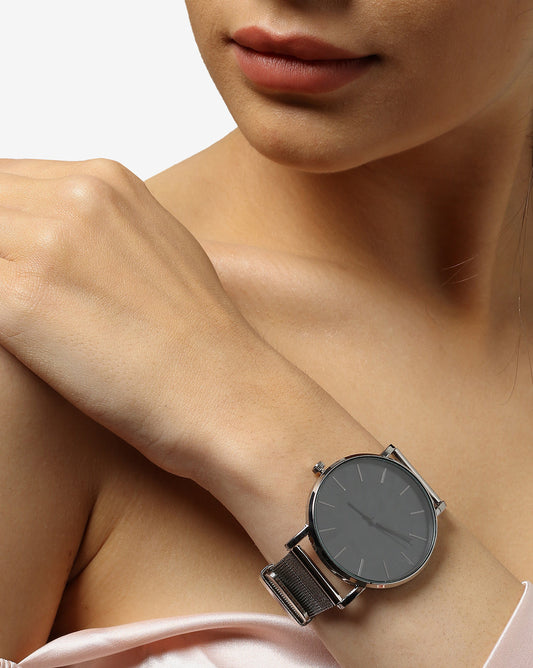 Black Analog Round Dial With Metal Mesh Strap