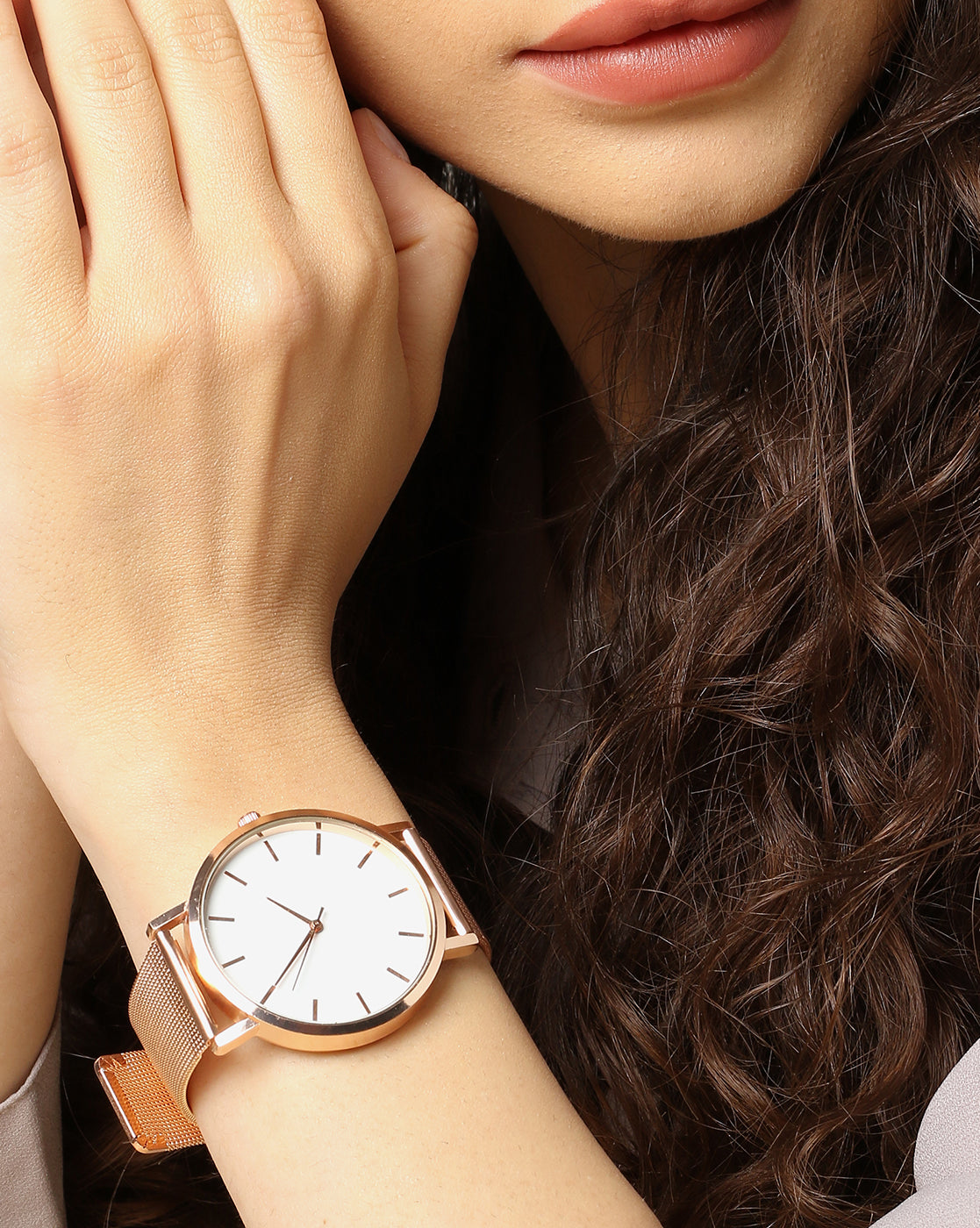 White Analog Round Dial With Gold Hour Marker & Gold Metal Mesh Strap