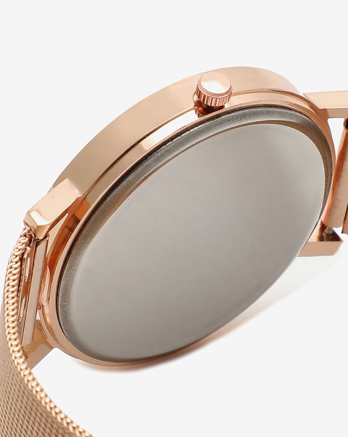 WHITE ANALOG ROUND DIAL WITH GOLD HOUR MARKER AND GOLD METAL MESH STRAP