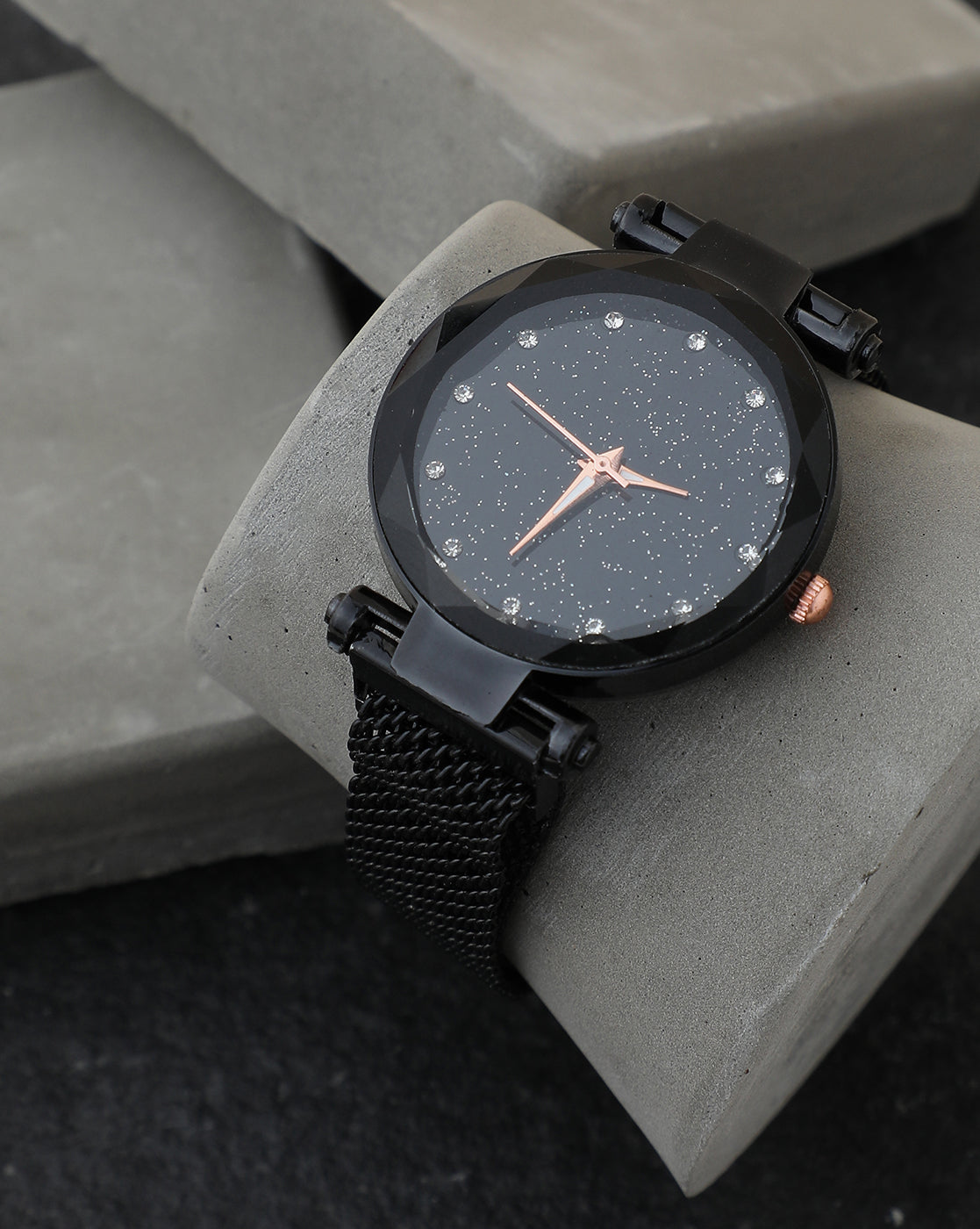 Black Analog Round Dial & Gold Hour Marker With Black Metal Mesh Strap