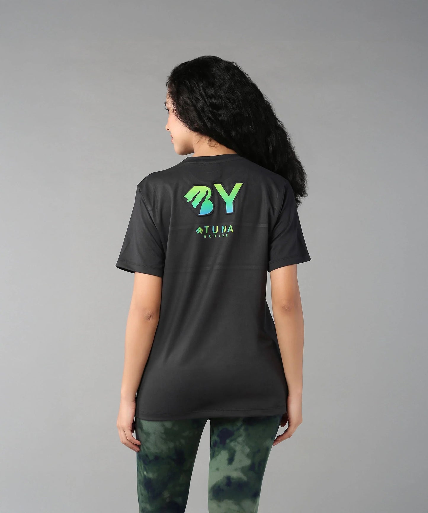 Back view of a woman wearing Stylera's black shirt promoting body positivity clothing for women