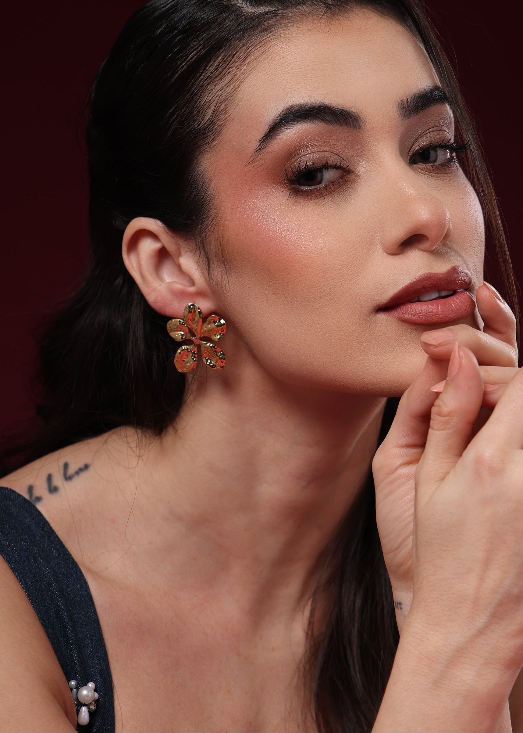 Flower Valora Golden Stud Earrings De Novoo