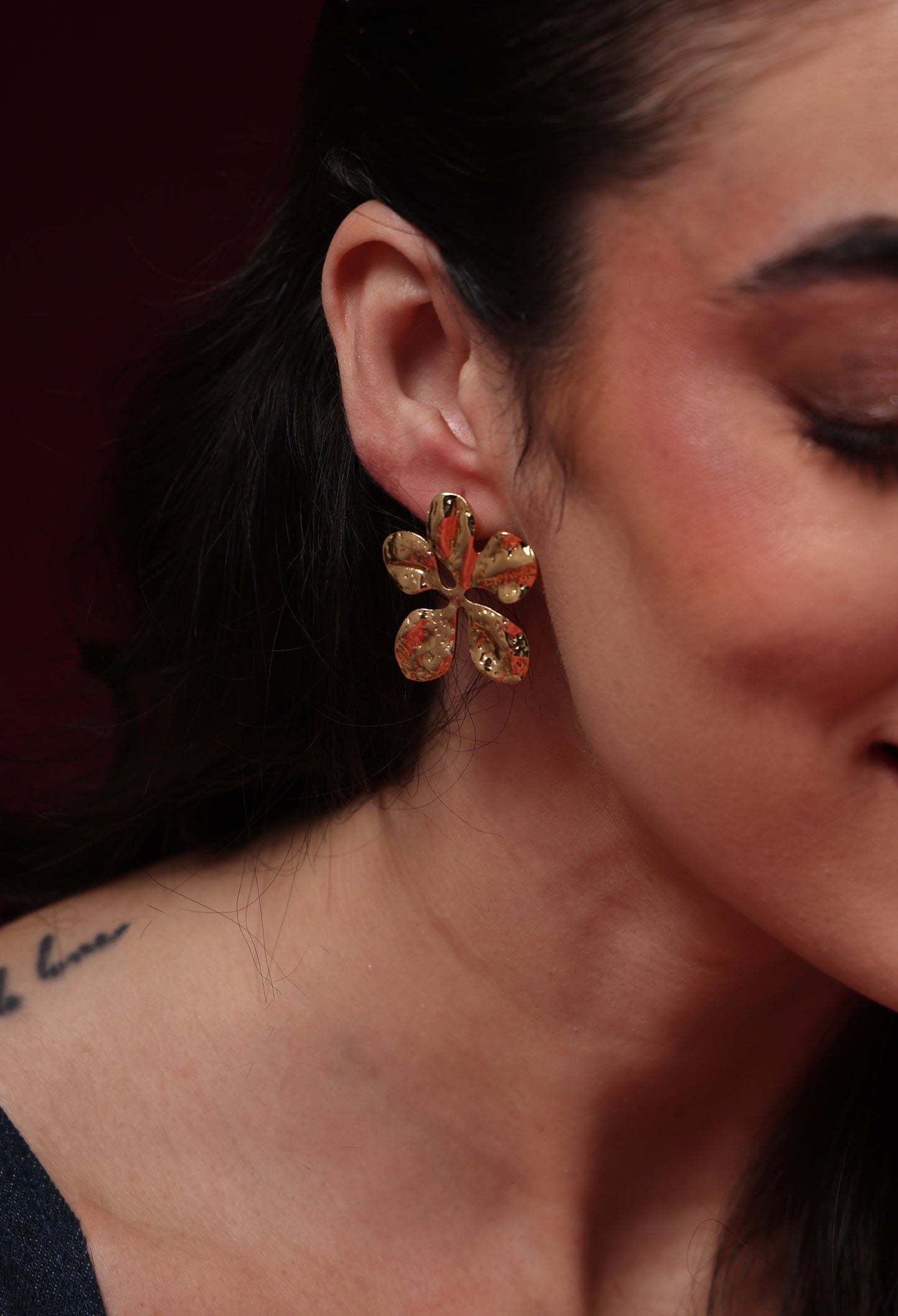 Flower Valora Golden Stud Earrings De Novoo