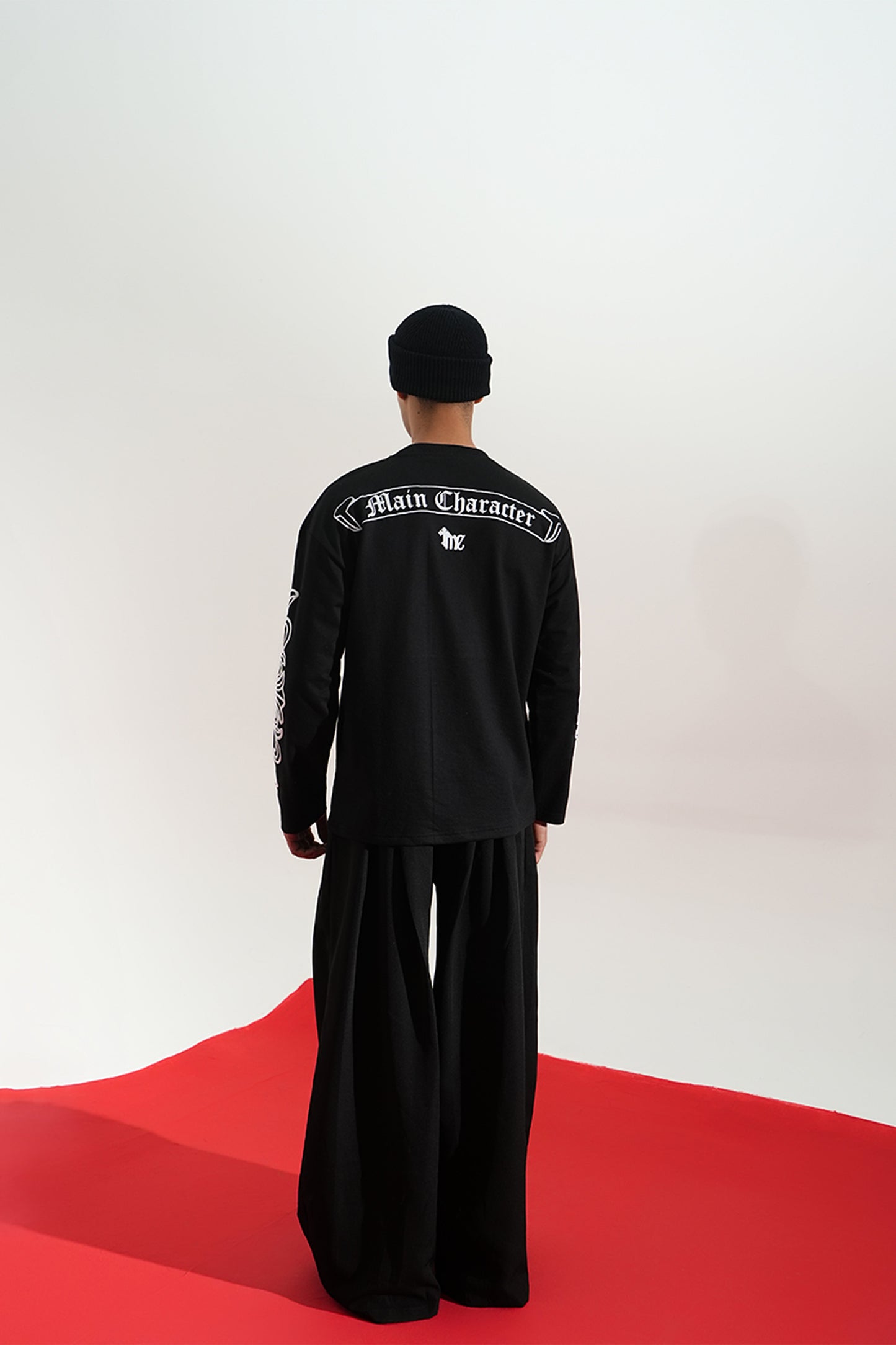 Graveen Printed Oversized Black Sweatshirt Main Character