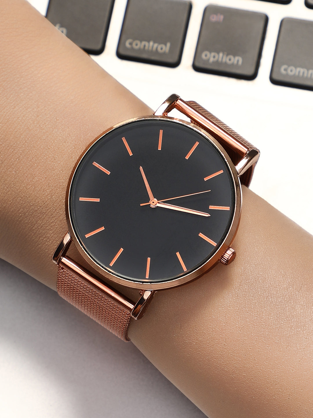 Black Analog Round Dial With Gold Hour Marker & Gold Metal Mesh Strap