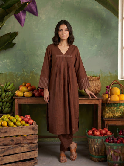 THE EARTHY LINEAR SET