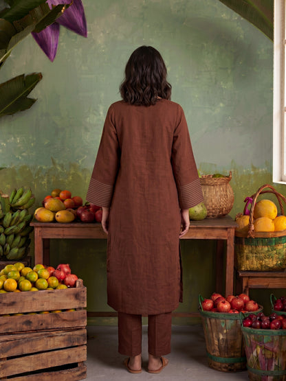 THE EARTHY LINEAR SET
