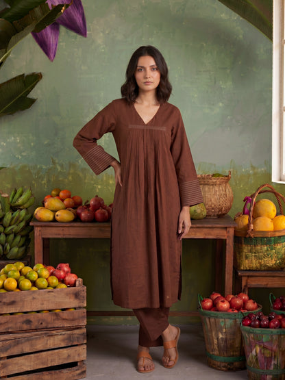 THE EARTHY LINEAR SET