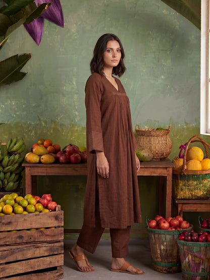 THE EARTHY LINEAR SET