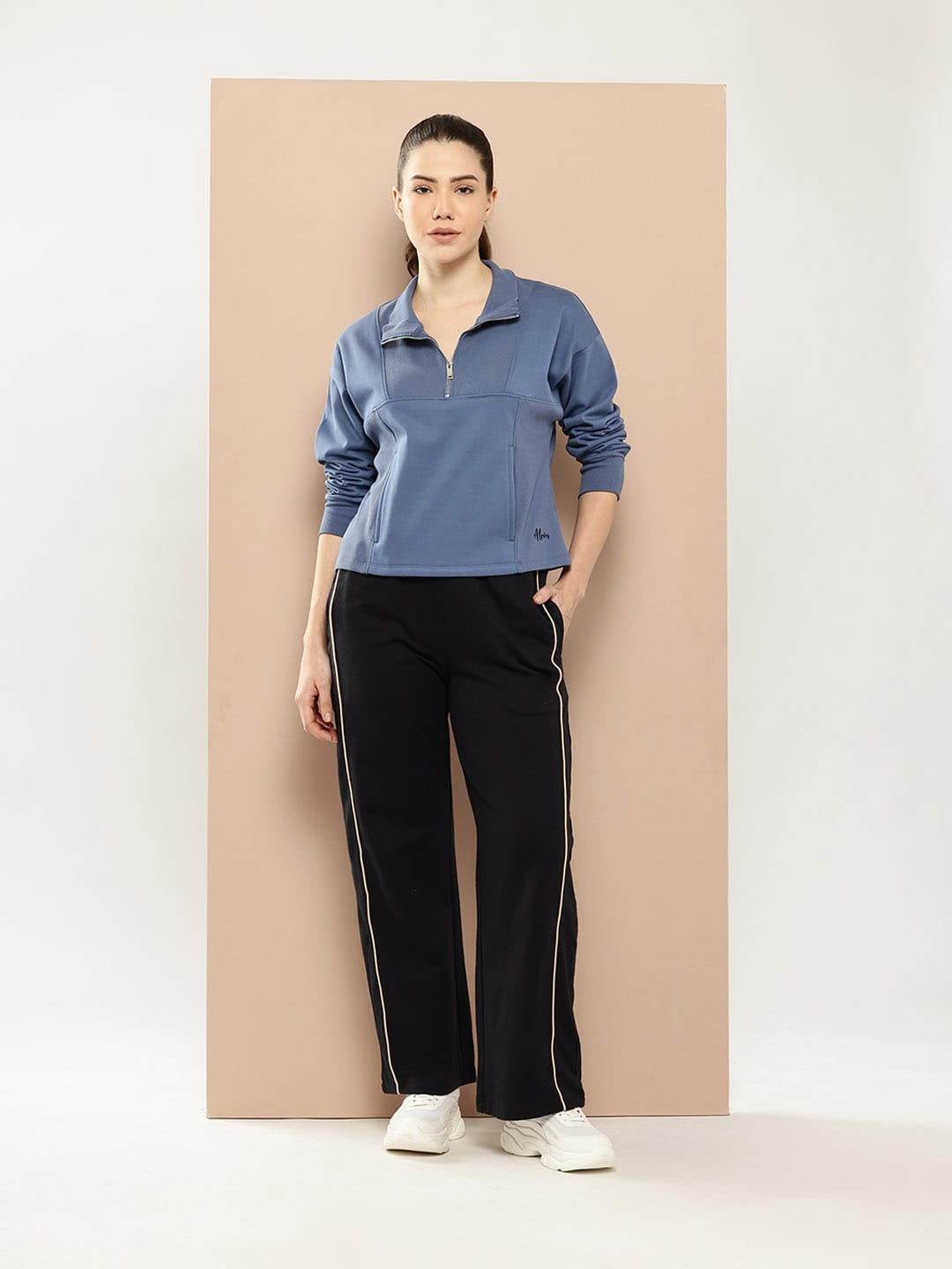 Essence Neck Pullover