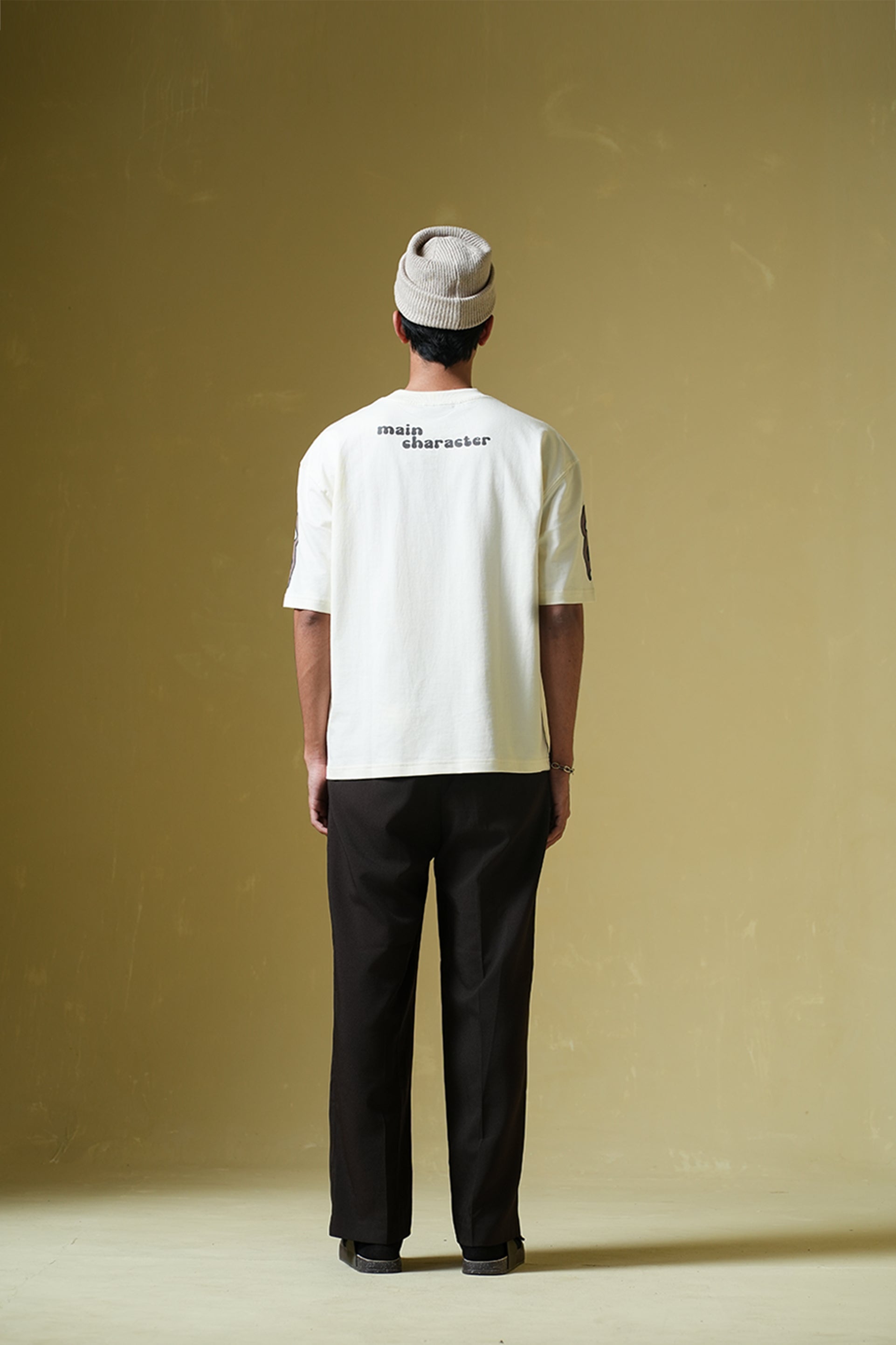 TV Off Printed Cream Oversized T-Shirt Main Character