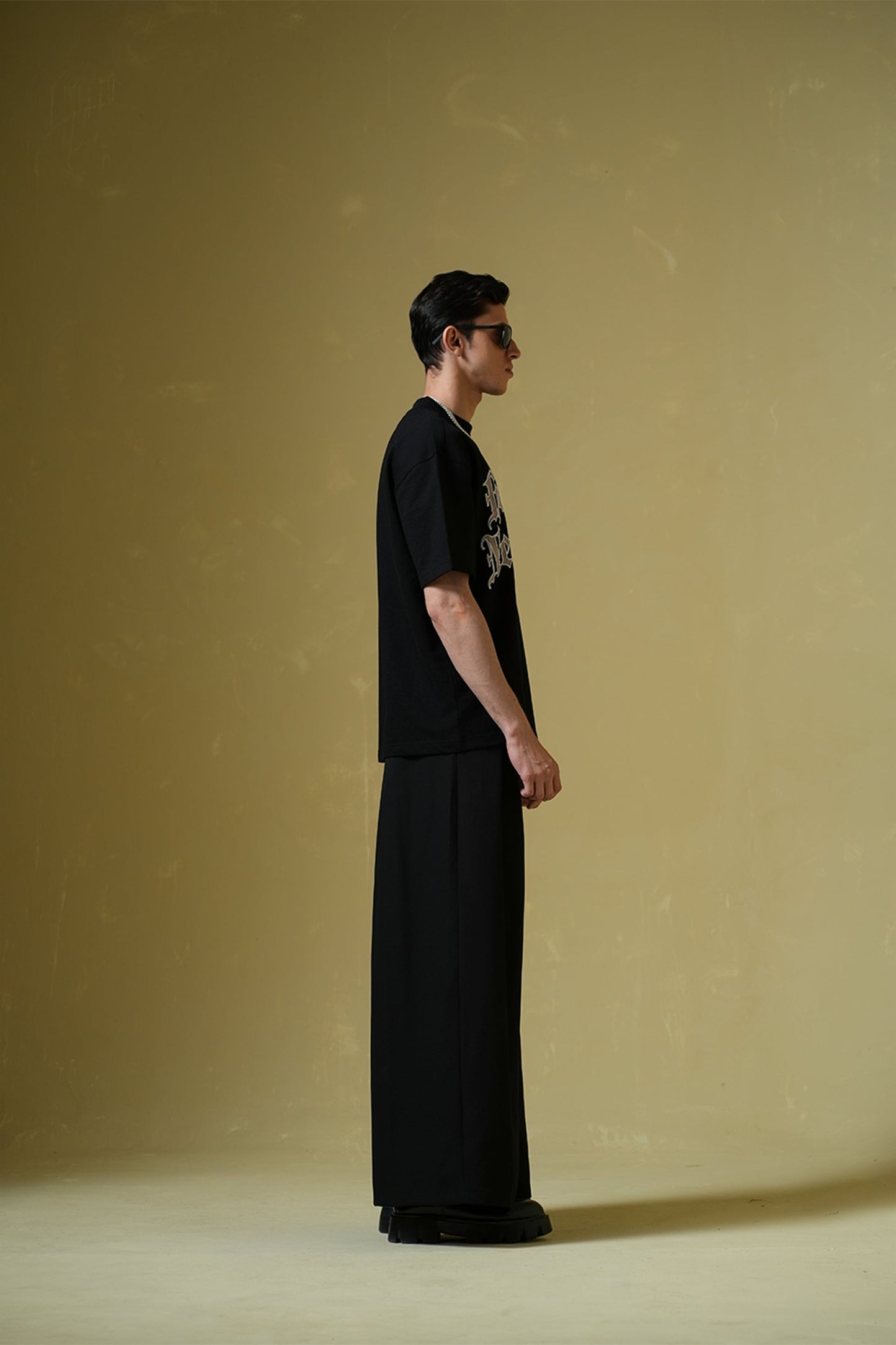 Nevermind Printed Black Oversized T-Shirt Main Character