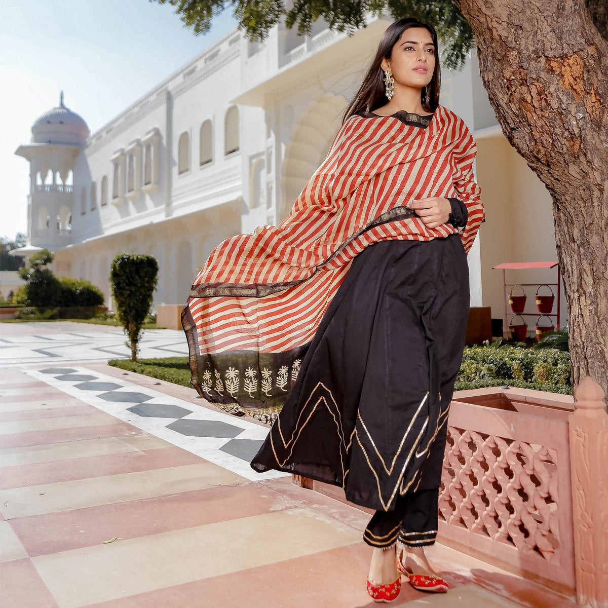 ZIG ZAG BLACK BACKLESS SUIT - Ambraee