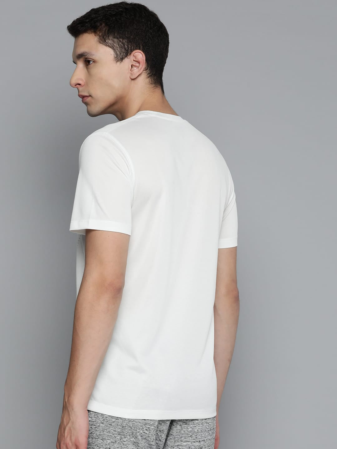 Alcis Men White Typography Printed Slim Fit T-shirt