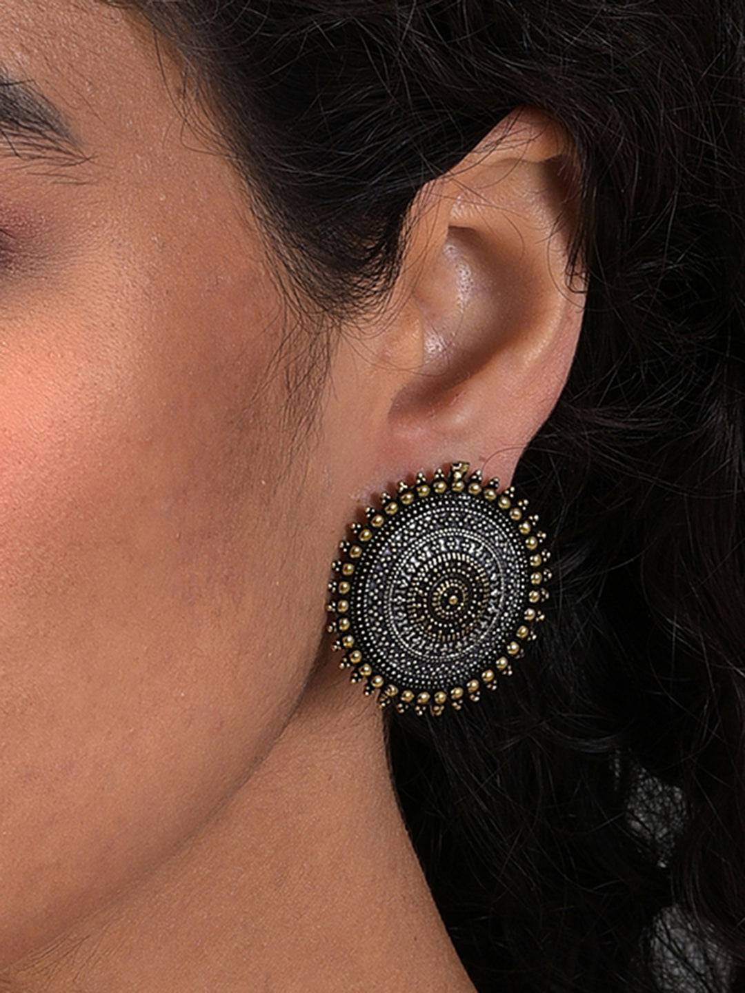 SILVER ROUND STUDS