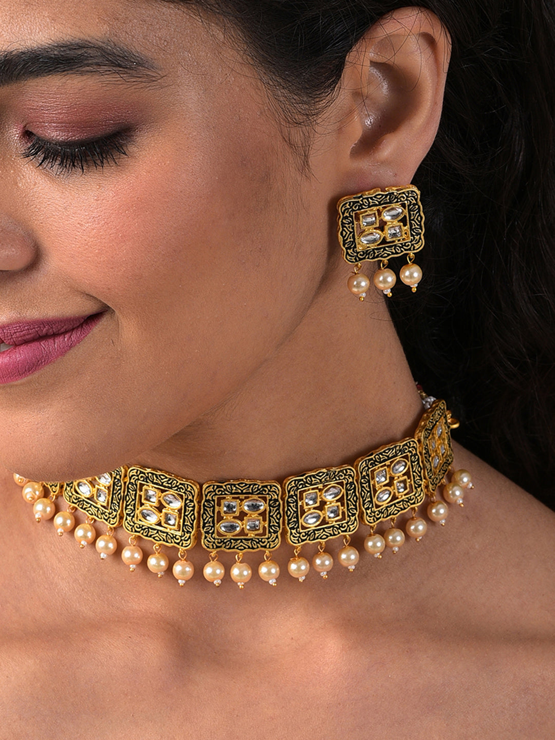 BLACK SQUARED CHOKER WITH EARRING SET