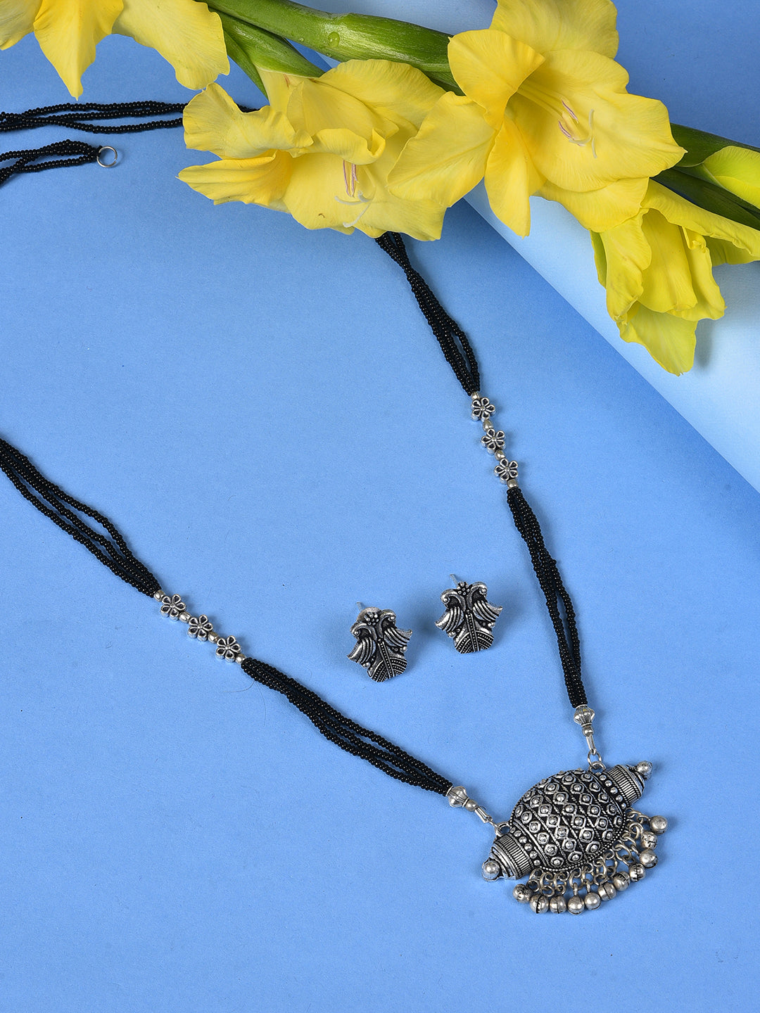 SILVER GEOMETRICAL PENDANT AND STUD SET