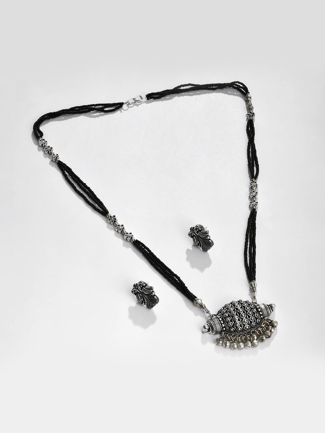SILVER GEOMETRICAL PENDANT AND STUD SET