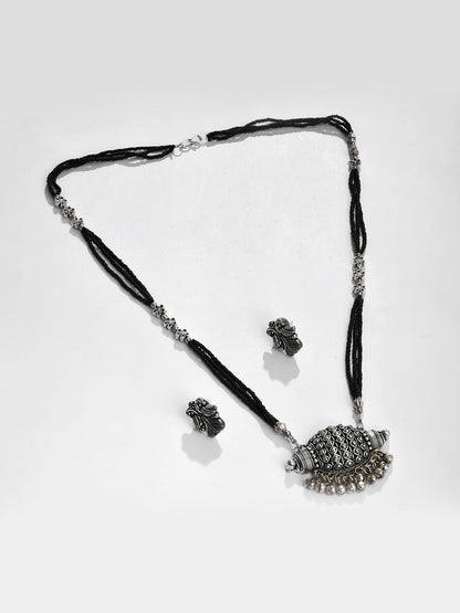 SILVER GEOMETRICAL PENDANT AND STUD SET