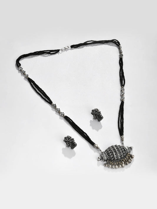 SILVER GEOMETRICAL PENDANT AND STUD SET