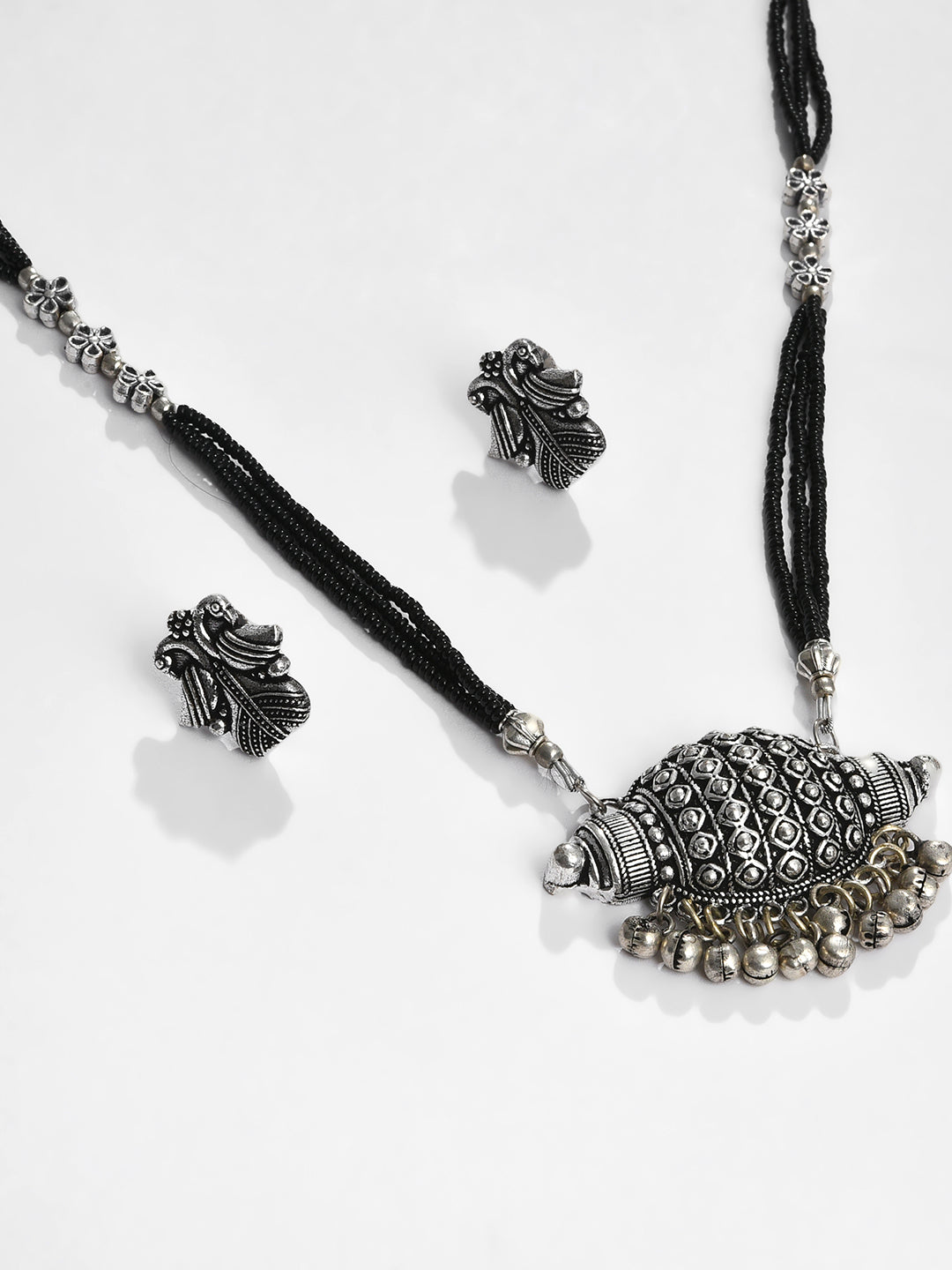 SILVER GEOMETRICAL PENDANT AND STUD SET
