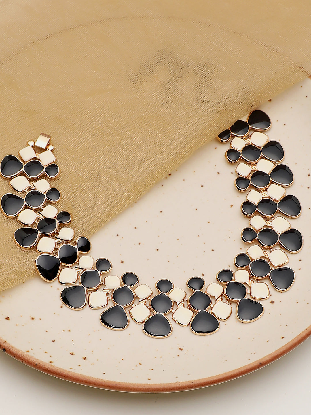 Monochromatic Necklace