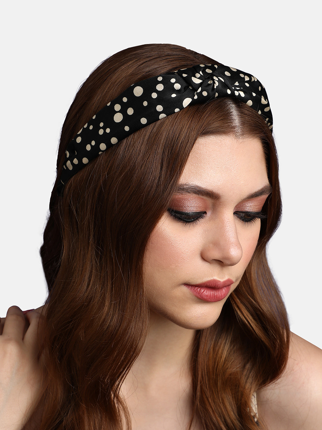 Glittering Accessory: The Embellished Hairband of Glamour