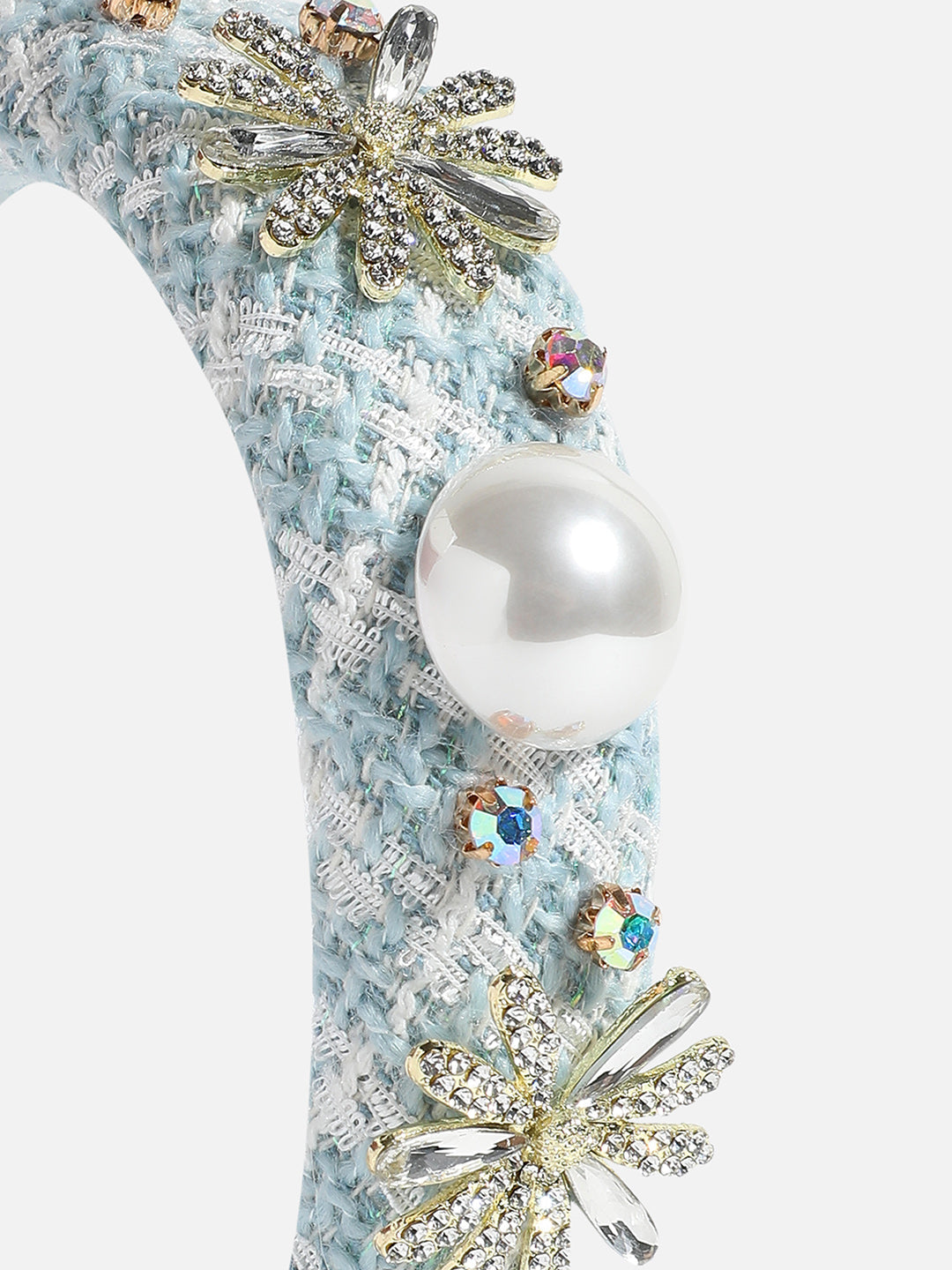 Dazzling Delight: Elevating Style with an Embellished Hairband