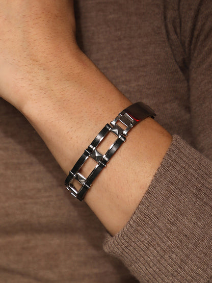 The Contrast-Lined Tennis Bracelet