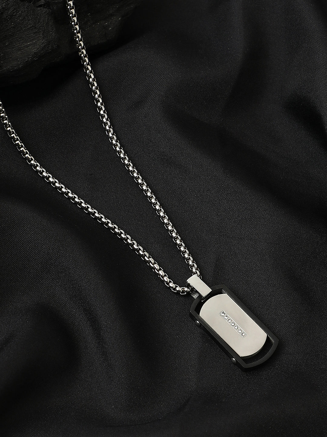 The Embellish-Lined Plate Pendant Necklace
