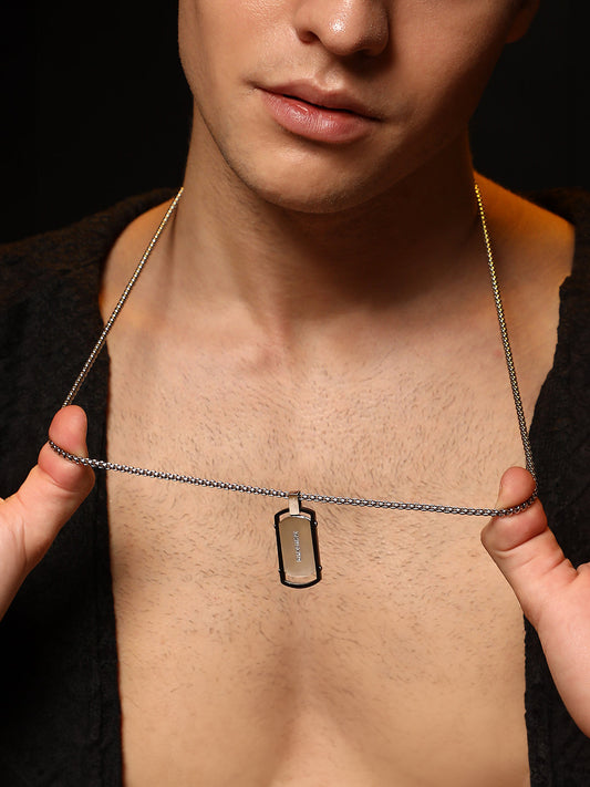 The Embellish-Lined Plate Pendant Necklace