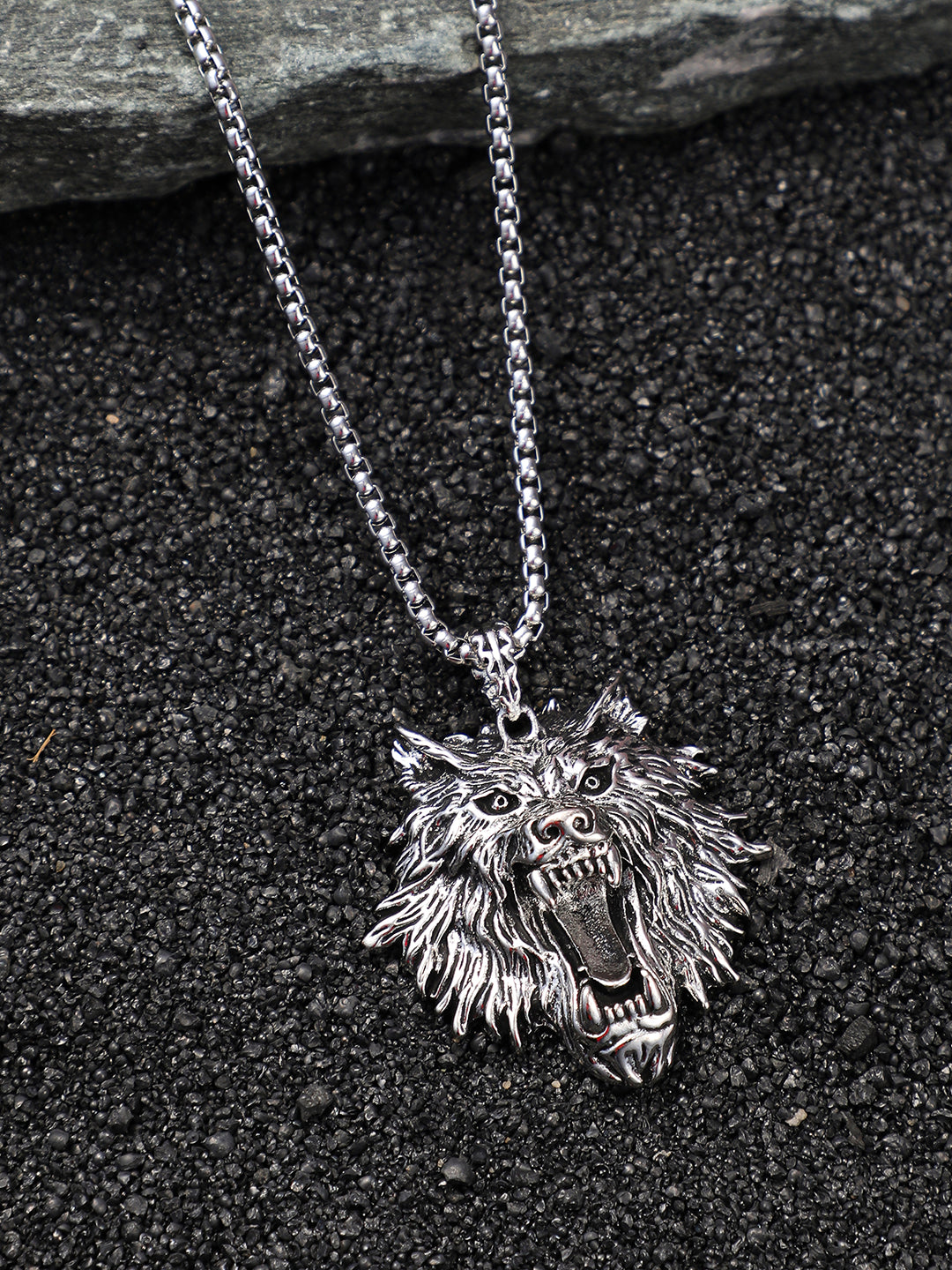 The Leo Pendant Necklace - Metallic Silver