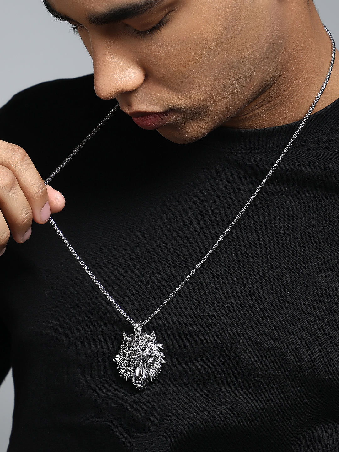 The Leo Pendant Necklace - Metallic Silver