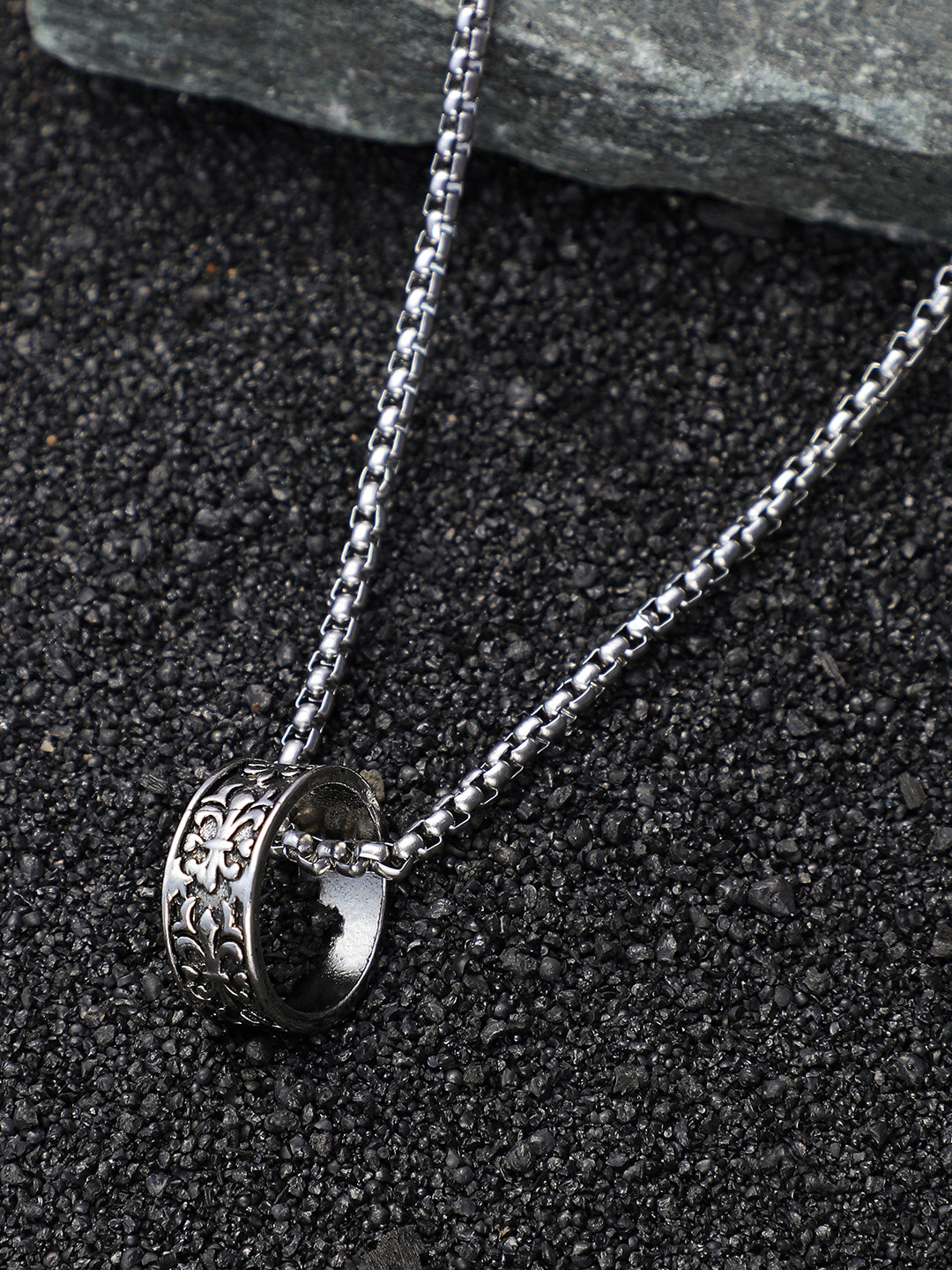 The Regal-Halo Pendant Necklace - Metallic Silver