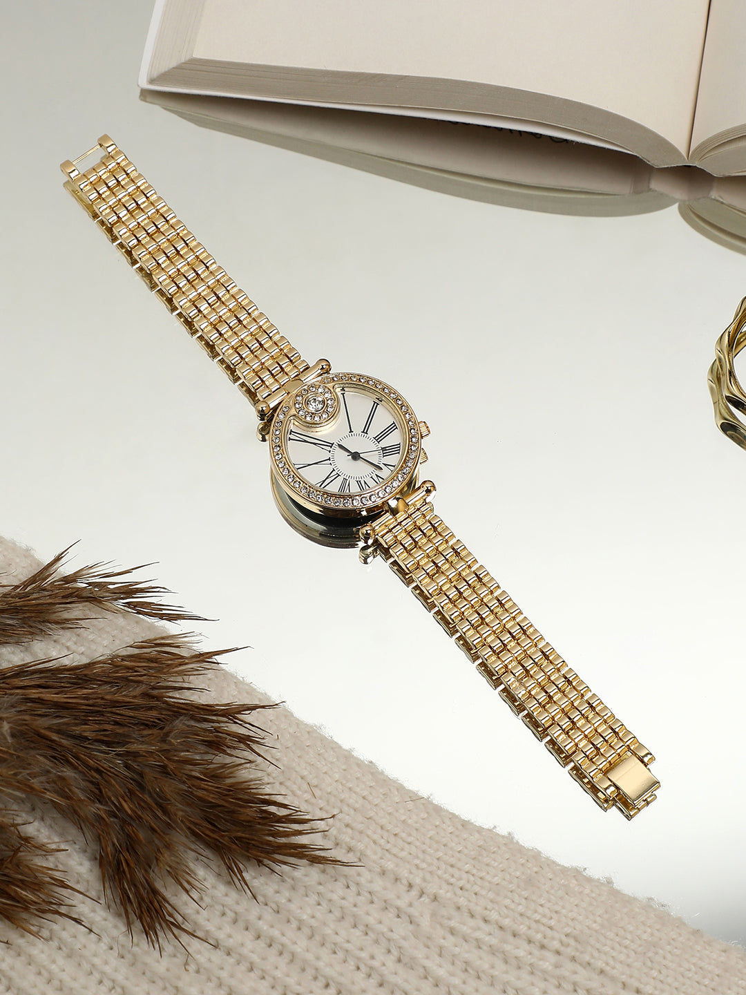 The Opulent Roman Round Watch - California Gold