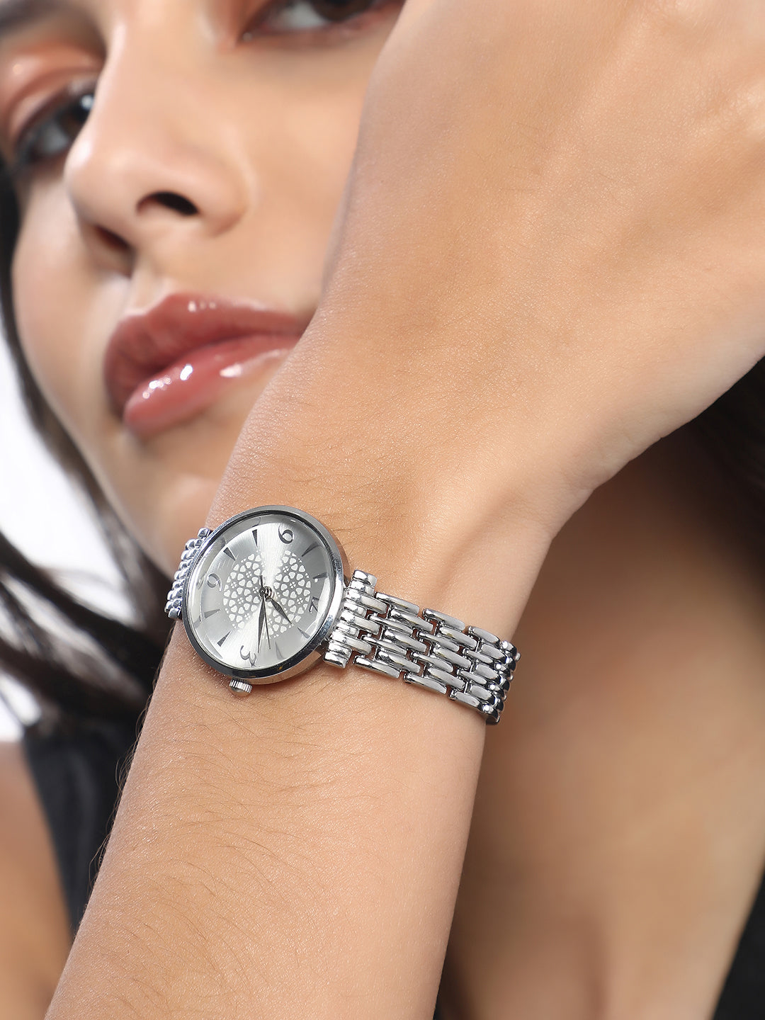 The Noe Round Watch - Metallic Silver