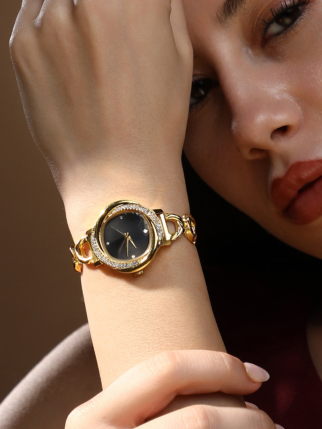 The Luraith-Gem Round Watch - California Gold