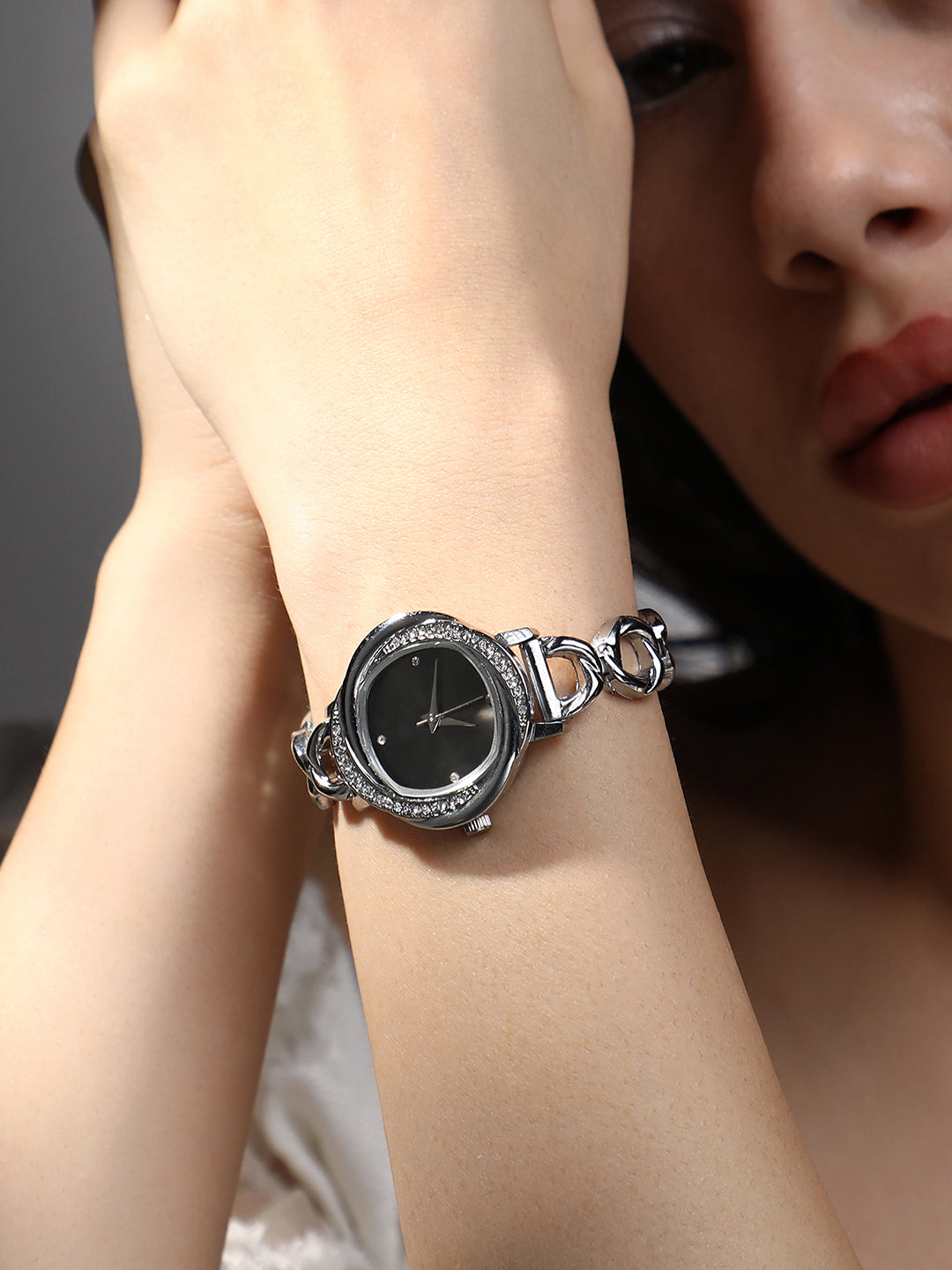 The Luraith-Gem Round Watch - Metallic Silver