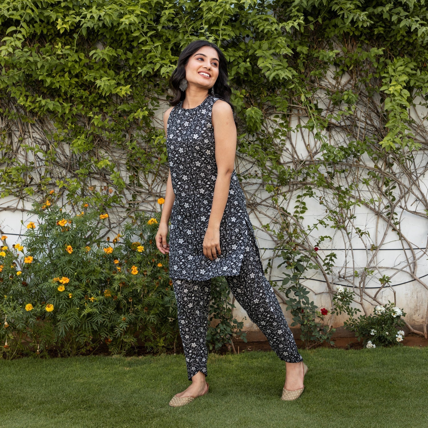 Black Jaal Sleeveless Kurta Set - Ambraee