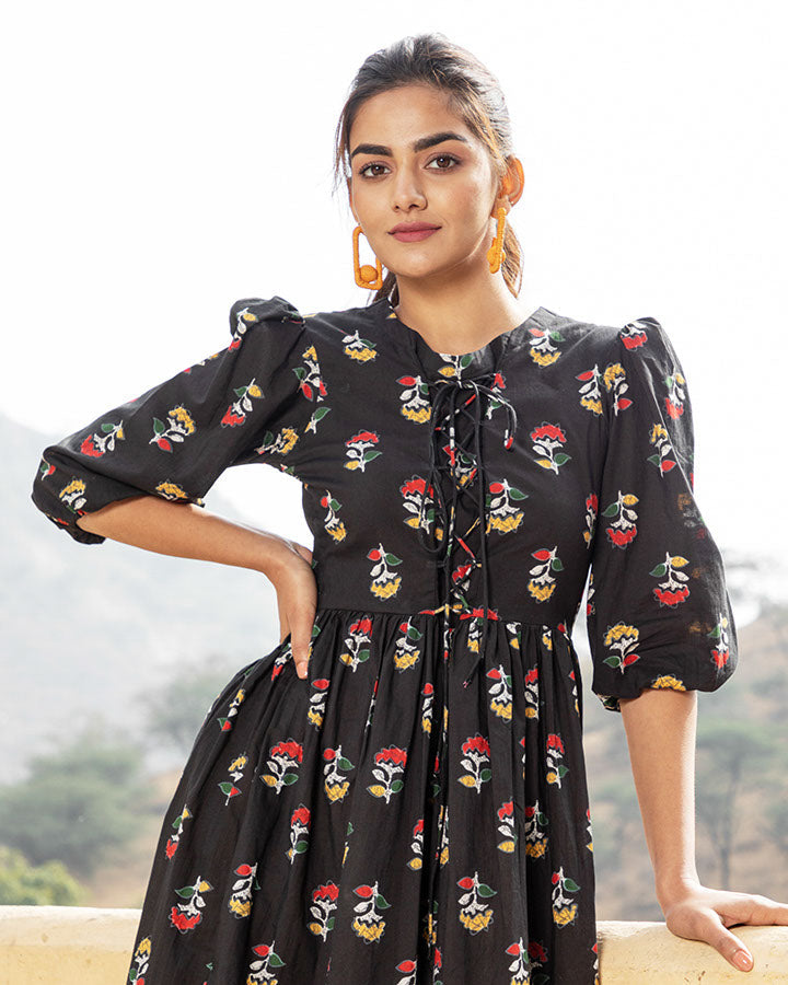 Maxi dress in black cotton with beautiful floral prints