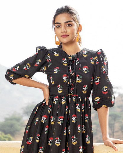 Maxi dress in black cotton with beautiful floral prints