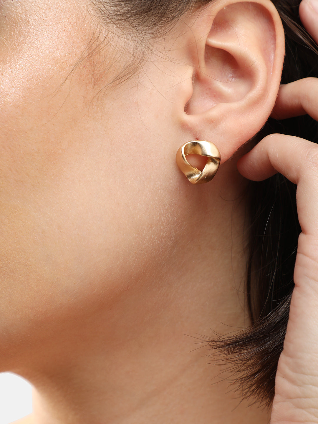 GOLD PLATED CASUAL DESIGNER STUD FOR WOMEN