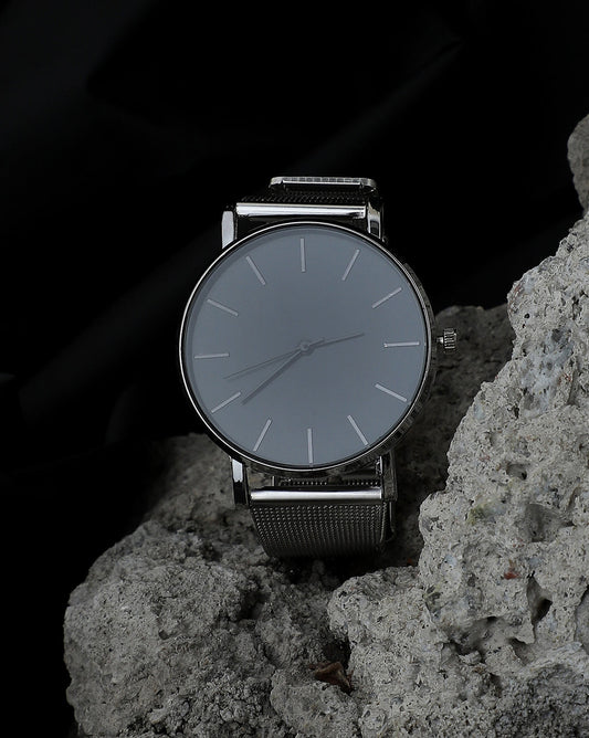 Black Analog Round Dial With Metal Mesh Strap