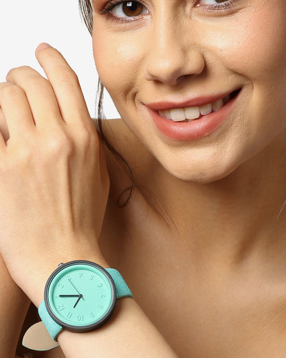 Blue & Black Analog Round Dial With Black Hour Marker & Blue Leather Strap