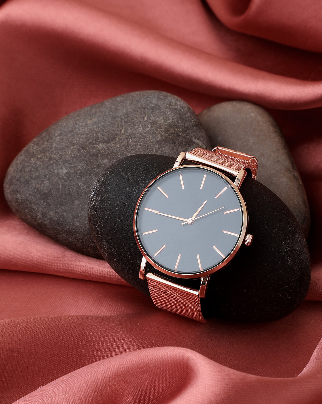 Black Analog Round Dial With Gold Hour Marker & Gold Metal Mesh Strap