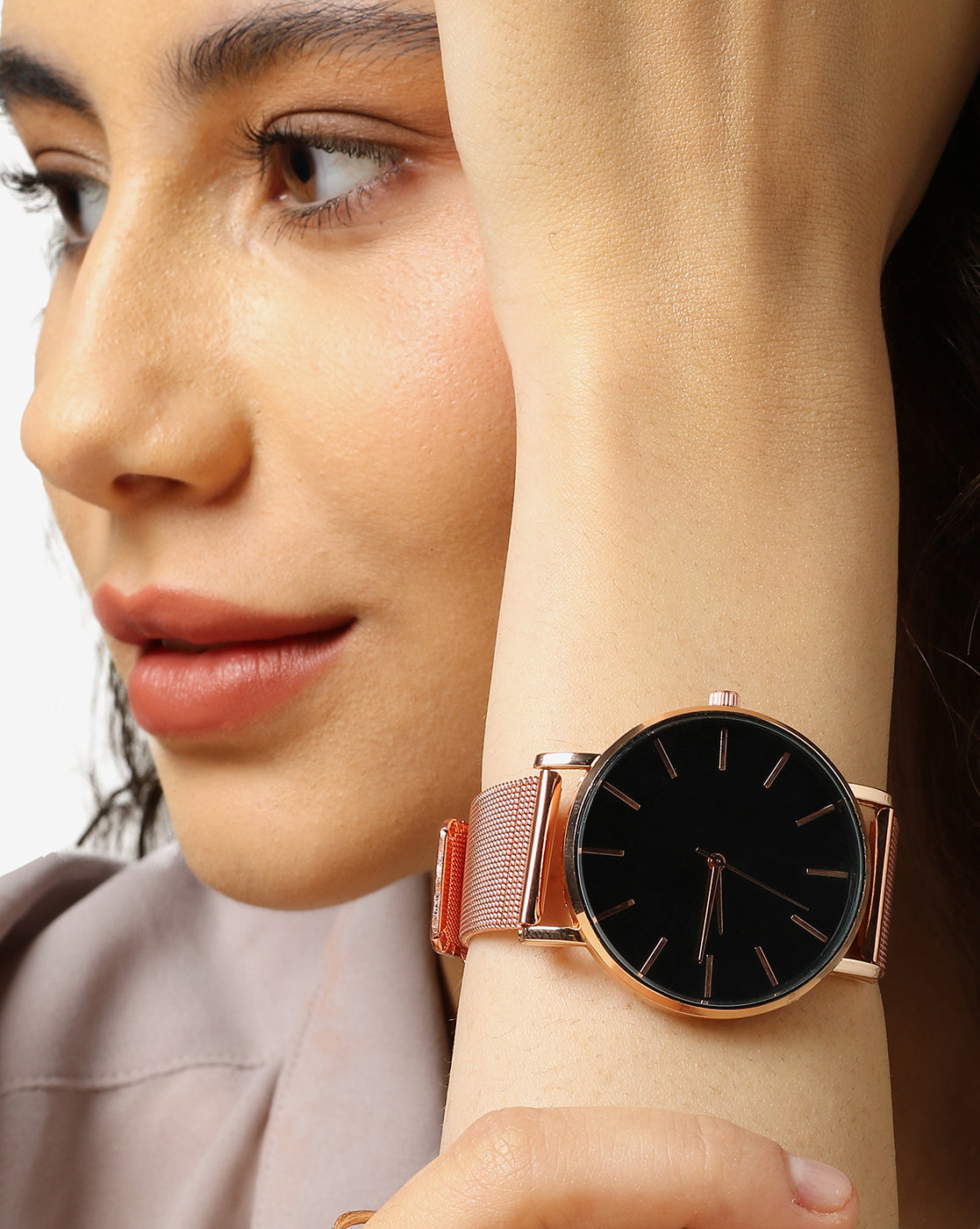Black Analog Round Dial With Gold Hour Marker & Gold Metal Mesh Strap